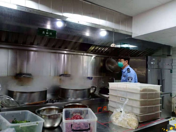 南院门街办专职网格员检查辖区餐饮店油烟净化设备