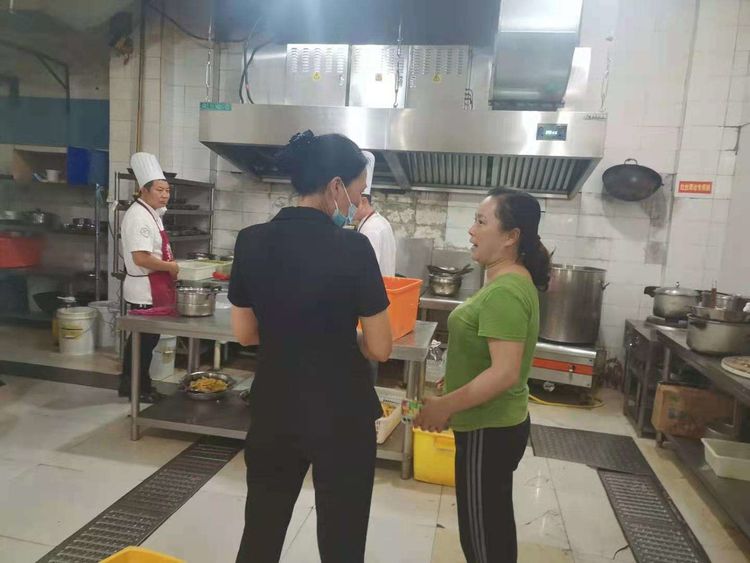 蓝天社区开展餐饮门店消防安全及油烟净化设施排查工作