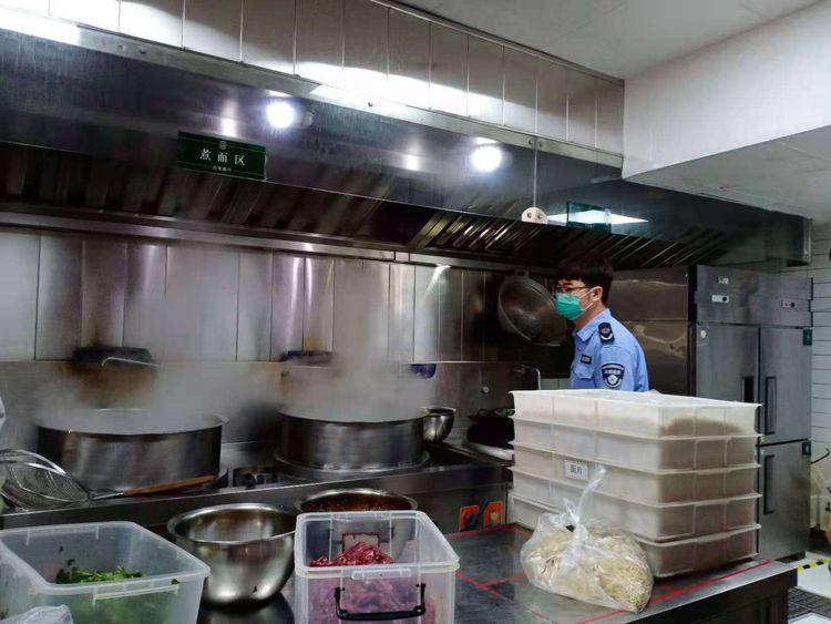 南院门街办开展辖区两条街道餐饮店油烟净化设备检查