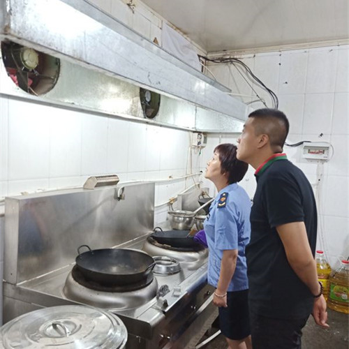 侯马市市场监管局开展餐饮油烟专项整治活动