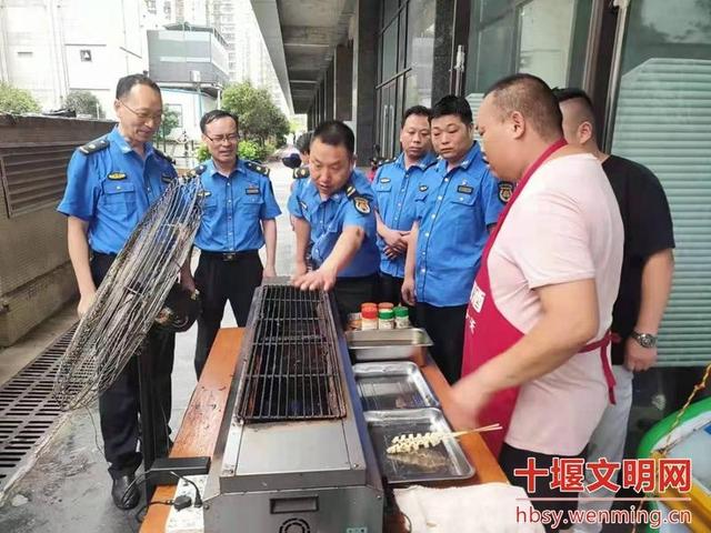 郧阳区城管局开展露天餐饮油烟污染专项整治行动