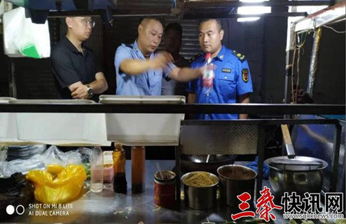 马泉街道开展餐饮油烟排放夜间突击检查