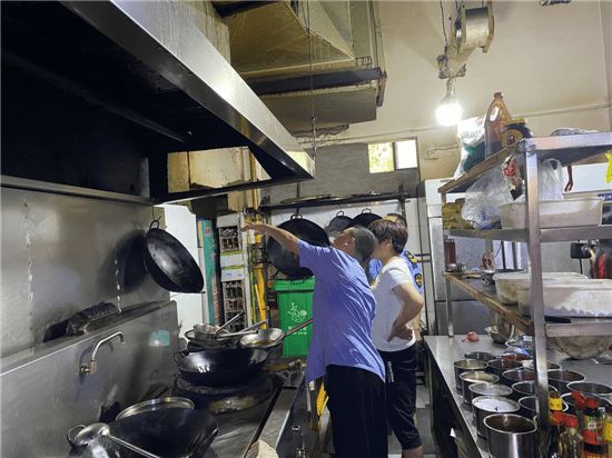 青神县市场监管局开展餐饮行业的油烟治理专项工作