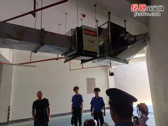 岳塘区城管执法局整治油烟污染