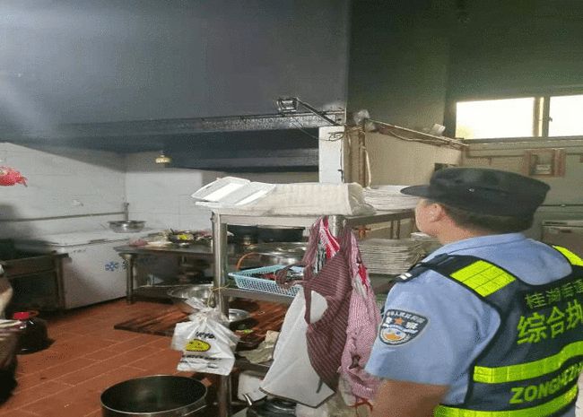 桂湖街道开展餐饮业油烟污染防治专项整治行动