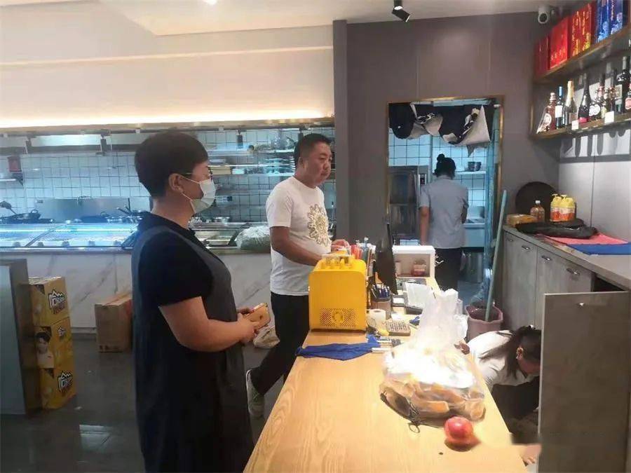 巨海社区开展辖区各餐饮单位油烟排放问题专项摸排整治