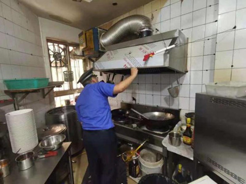 八大关街道开展辖区内餐饮服务企业油烟污染管控专项检查