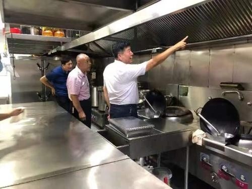 文昌湖度假区综合行政执法局检查辖区餐饮门店油烟整治情况
