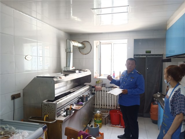 陈旗城管执法局开展餐饮油烟专项检查