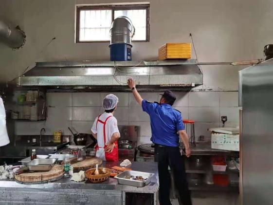 岳程街道做好餐饮油烟整治工作