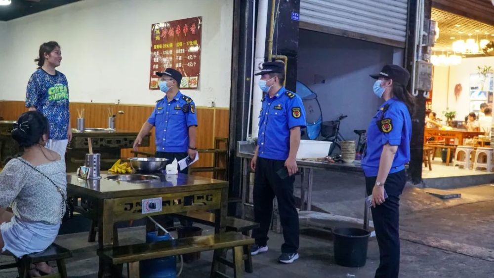天全县多部门联合开展餐饮业油烟排放治理及夜市专项整治行动