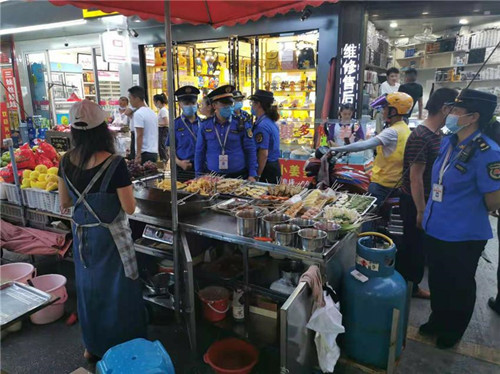 西秀区城市管理监察大队开展油烟污染专项整治行动