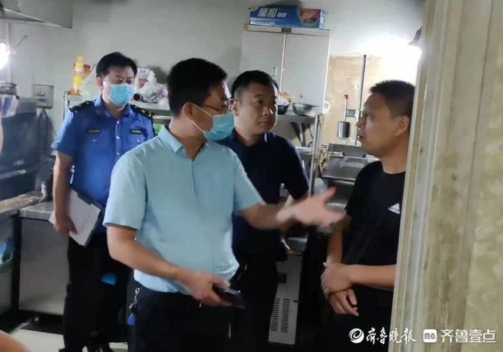 沾化区局开展城区烧烤经营店油烟污染专项整治行动