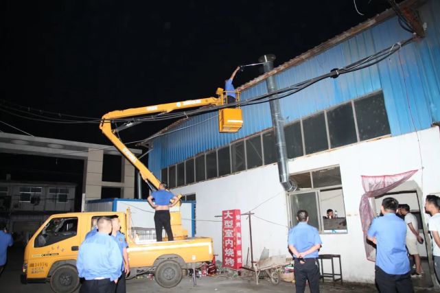 光明路街道执法中队开展油烟净化治理专项行动