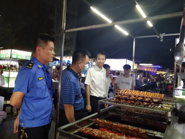 罗州街道开展夜市烧烤油烟污染整治行动