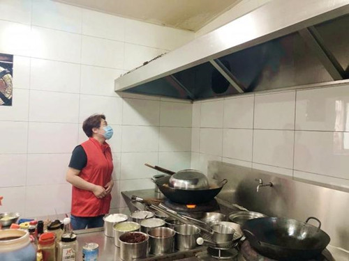 兴东社区开展餐饮油烟治理“回头看”行动