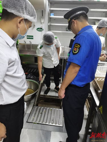 坡子街社区开展辖区油烟污染突击检查