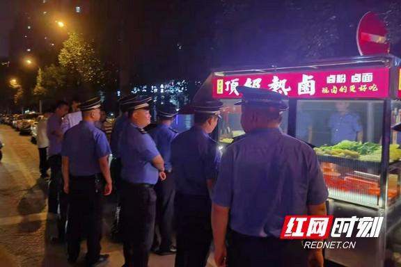 陈家湖社区开展“蓝天保卫战”夜宵摊贩整治工作