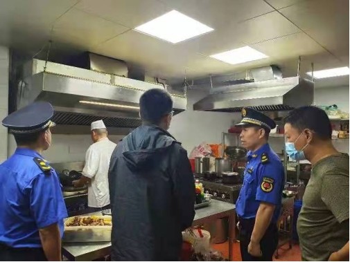 未来路街道开展餐饮油烟专项整治行动