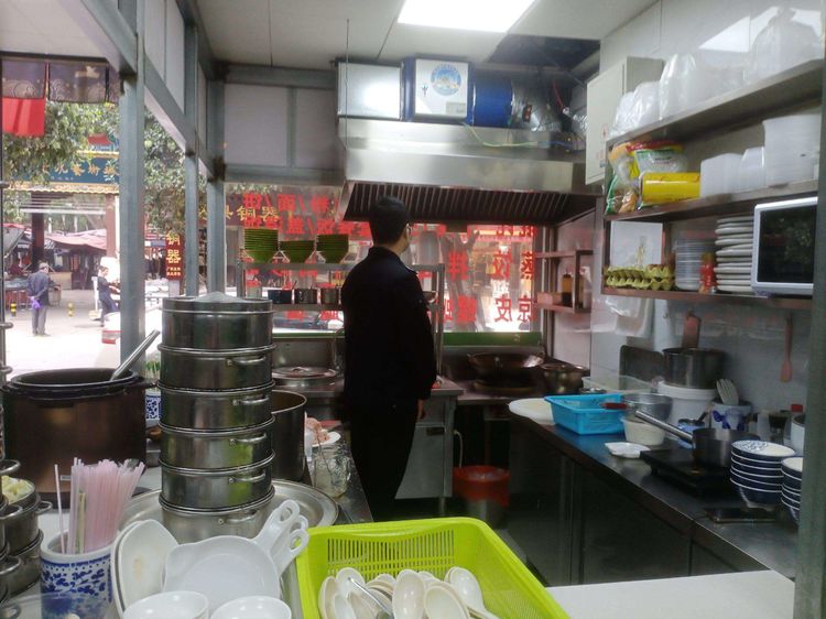 南院门街办开展辖区两条街道餐饮店油烟净化设备使用检查