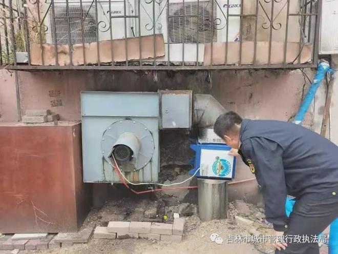 吉林市城管执法局第一支队开展油烟净化设施的排查