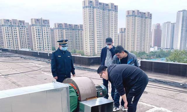 中原西路执法中队开展“餐饮油烟、瓶装燃气”专项整治活动