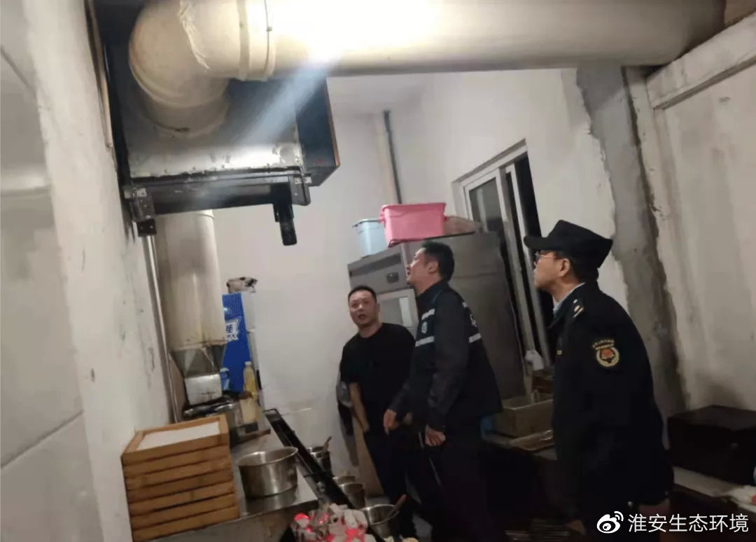 金湖开展“烧烤一条街”油烟污染整治夜查行动