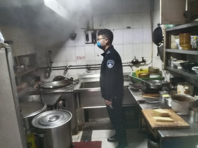 南院门街道专职网格员开展辖区油烟净化设备安装和使用检查