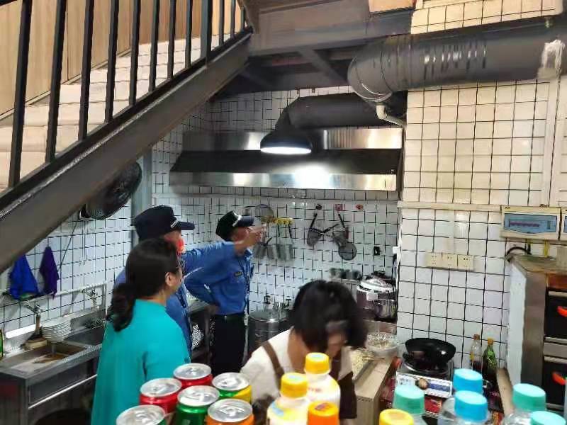 卢氏县城市管理局开展餐饮业油烟污染治理工作