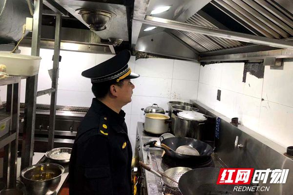 文源街道城管办、城管执法中队联合开展油烟专项检查