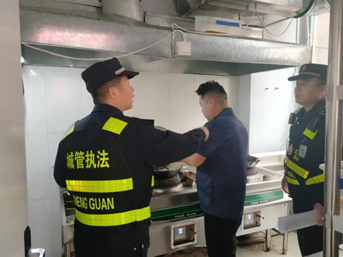 金乡县综合行政执法局开展餐饮油烟污染防治专项整治行动