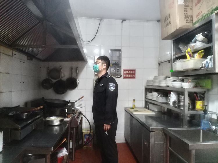 南院门街办开展辖区两条街道油烟净化设备安装和使用检查