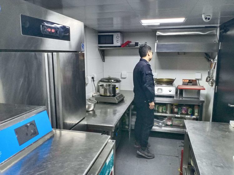 南院门街办开展南大街餐饮店油烟净化设备安装和使用检查