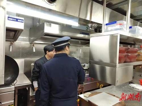 白沙井社区开展餐饮油烟联合治理行动