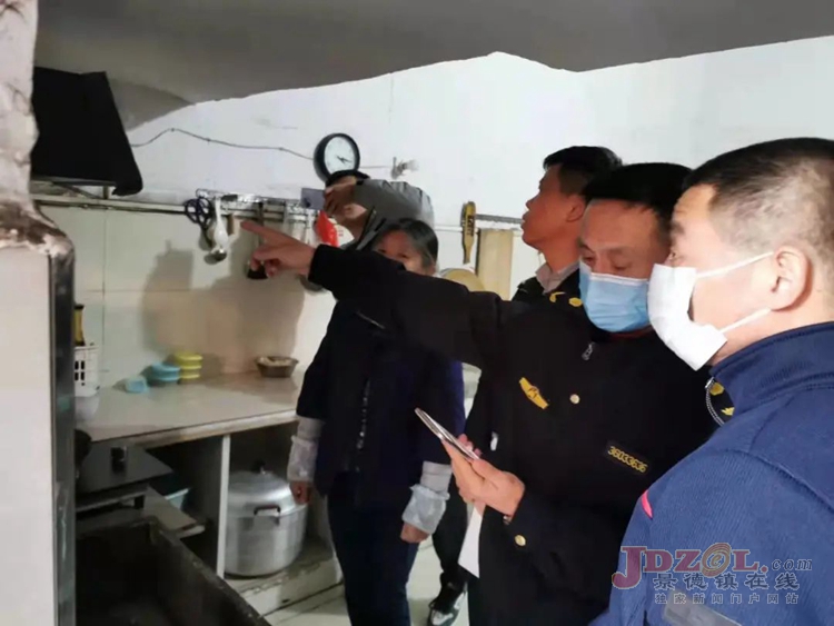 昌江区城市管理局开展辖区内餐饮企业专项执法检查