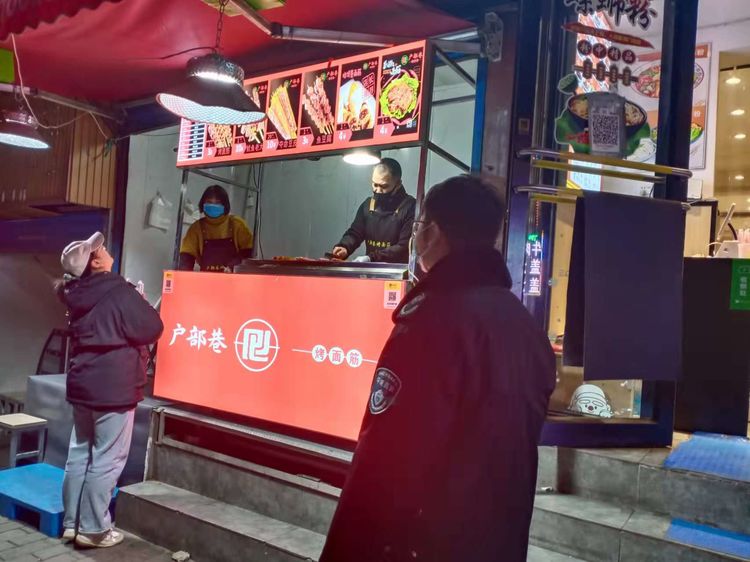 南院门街道办事处开展辖区餐饮单位和工地夜查