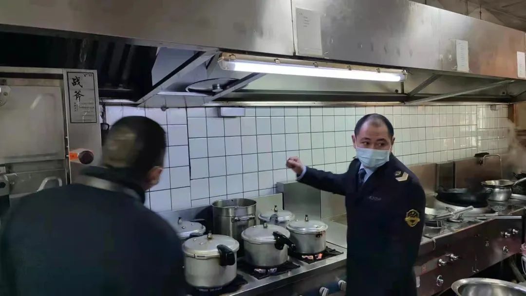 荆州区市场监管局开展餐饮行业油烟治理专项行动