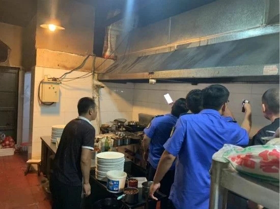 梧桐办事处开展餐饮油烟净化设备排查专项整治行动