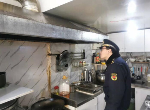 八大关街道中队开展餐饮服务企业油烟污染管控专项检查