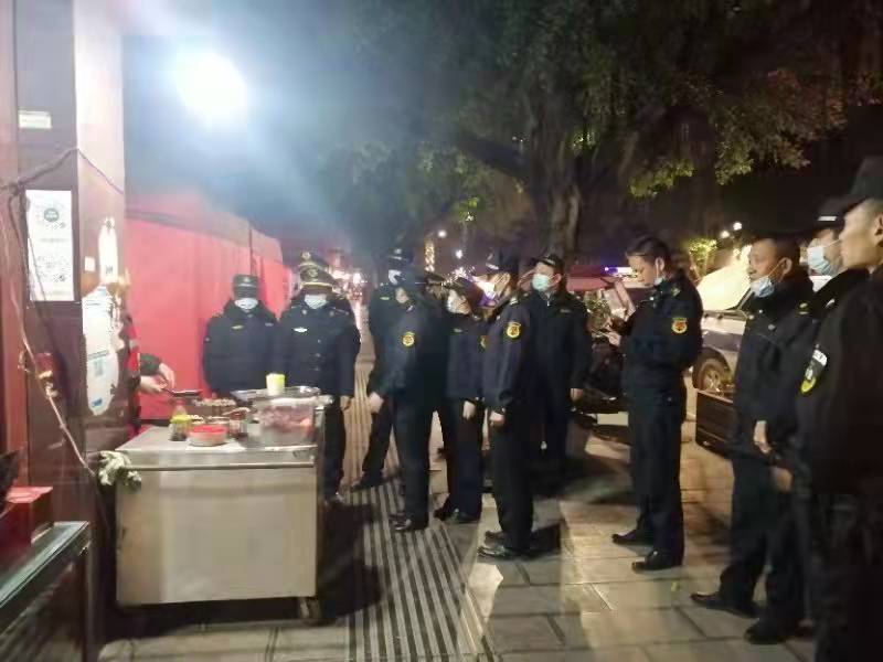 榕江县综合行政执法局加强夜市烧烤餐饮油烟污染源头管控