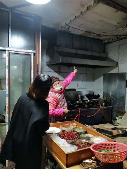 康居西城第三社区开展餐饮油烟巡查专项行动