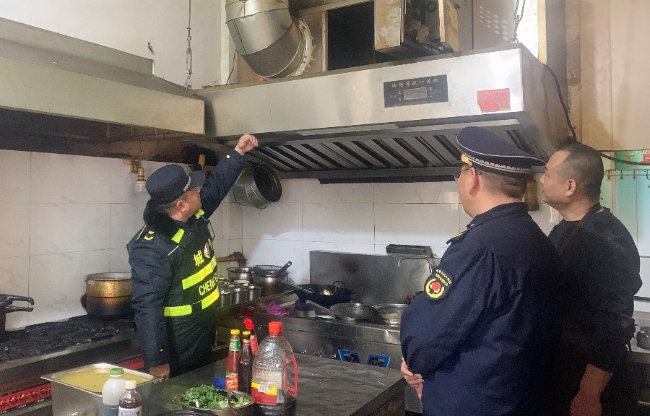 金乡综合执法局开展餐饮油烟专项执法检查