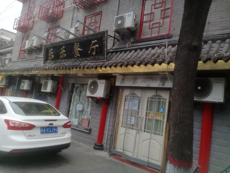 南院门街办网格员开展辖区两条街道餐饮店油烟净化设备检查