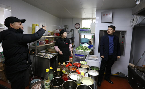 胜浦街道环保部门检查餐饮商户油烟整治情况