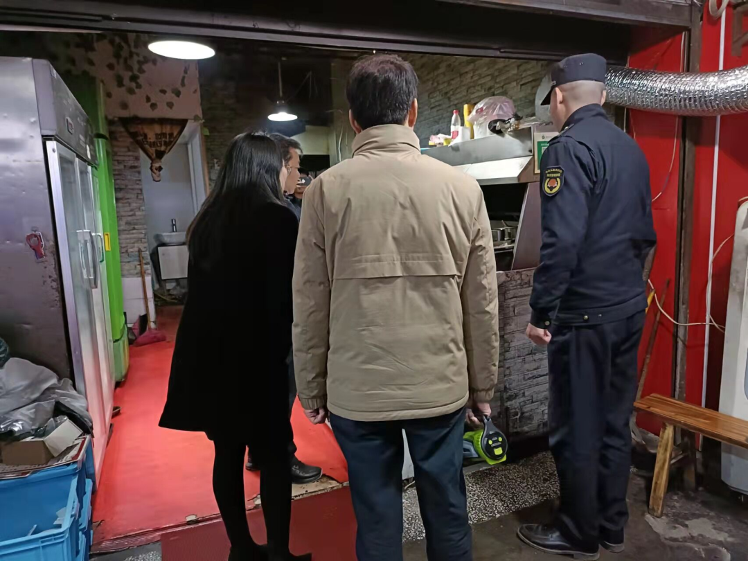 西彭镇开展餐饮油烟净化器排查整治工作