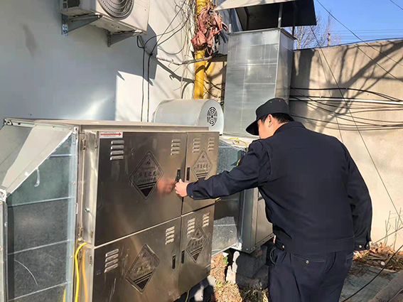 马厂湖镇城管科开展辖区油烟净化设备专项检查
