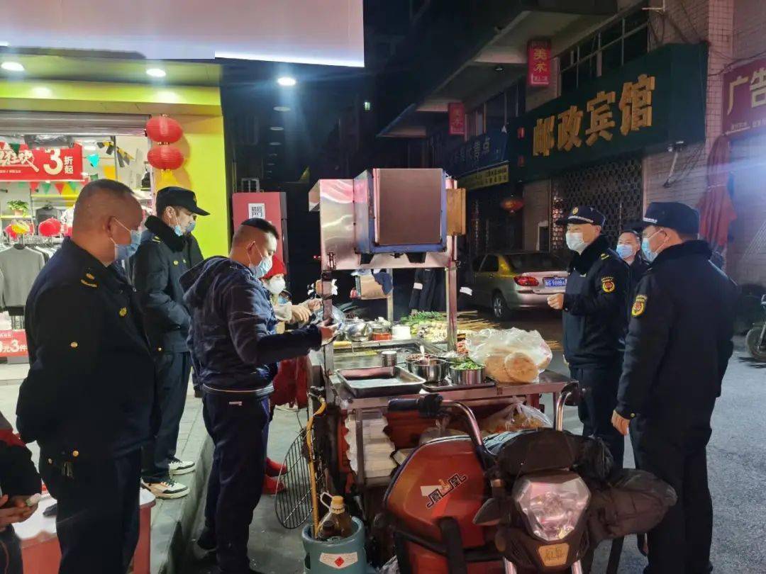 石泉县住建局开展辖区夜市专项整治