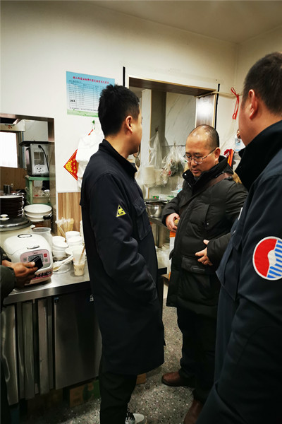 赭山街道多部门联合开展小微餐饮后厨前置联合整治行动