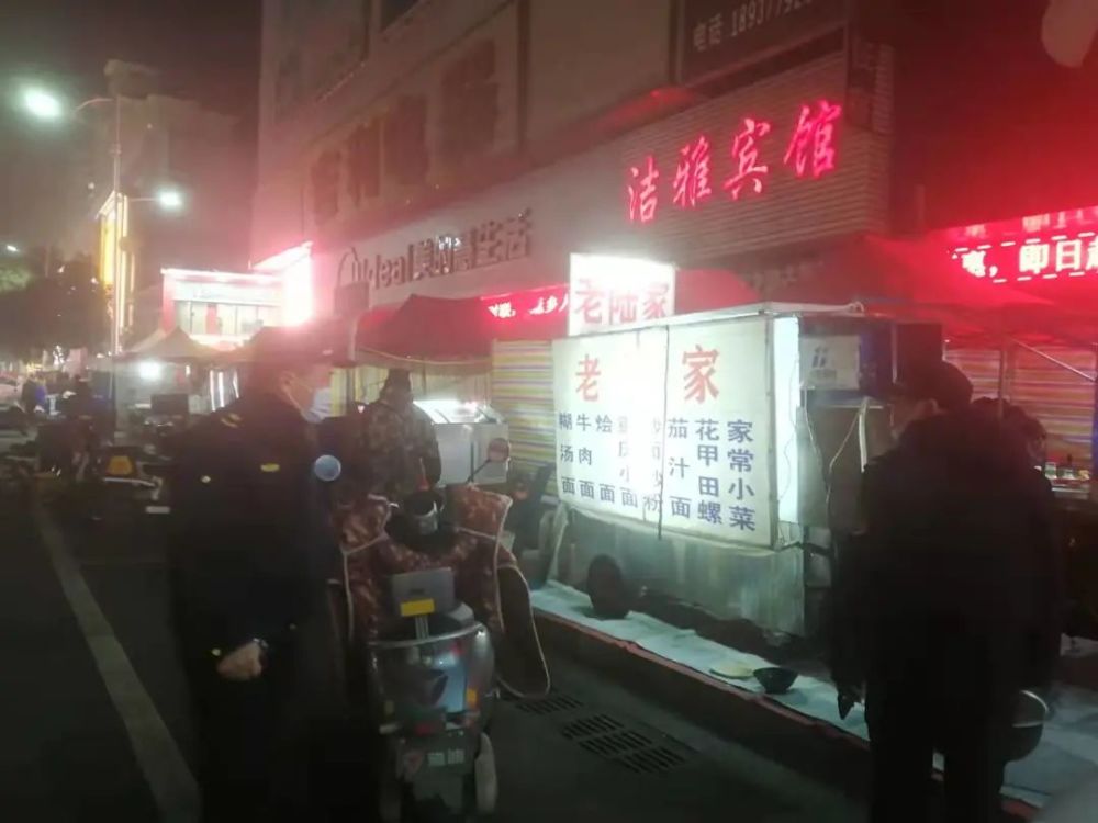 唐河县城市综合执法大队开展夜间市容秩序集中整治行动