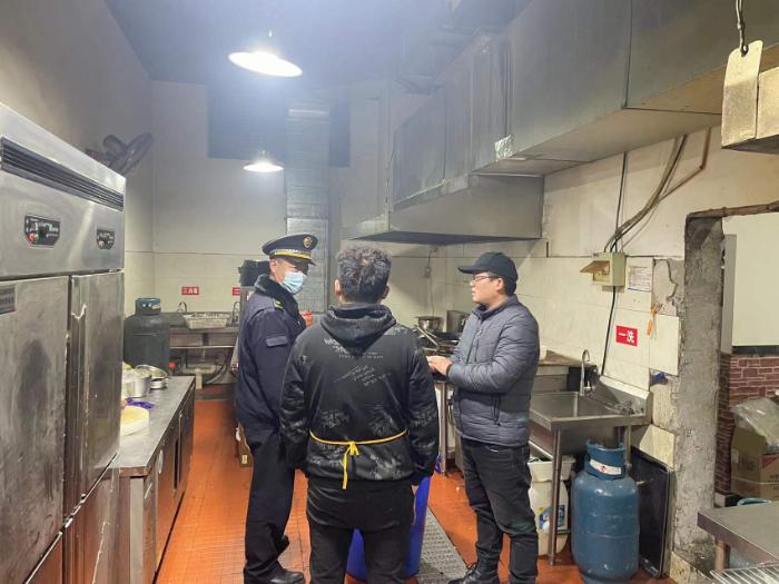 绵阳高新区开展夜间烧烤“禁噪声”“控油烟”专项整治行动